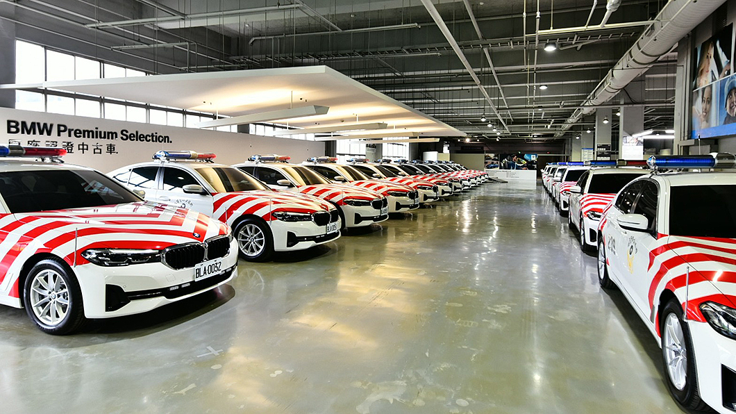 最新的520i紅斑馬警車日前正式交車。(圖片來源/ 國道公路警察局)