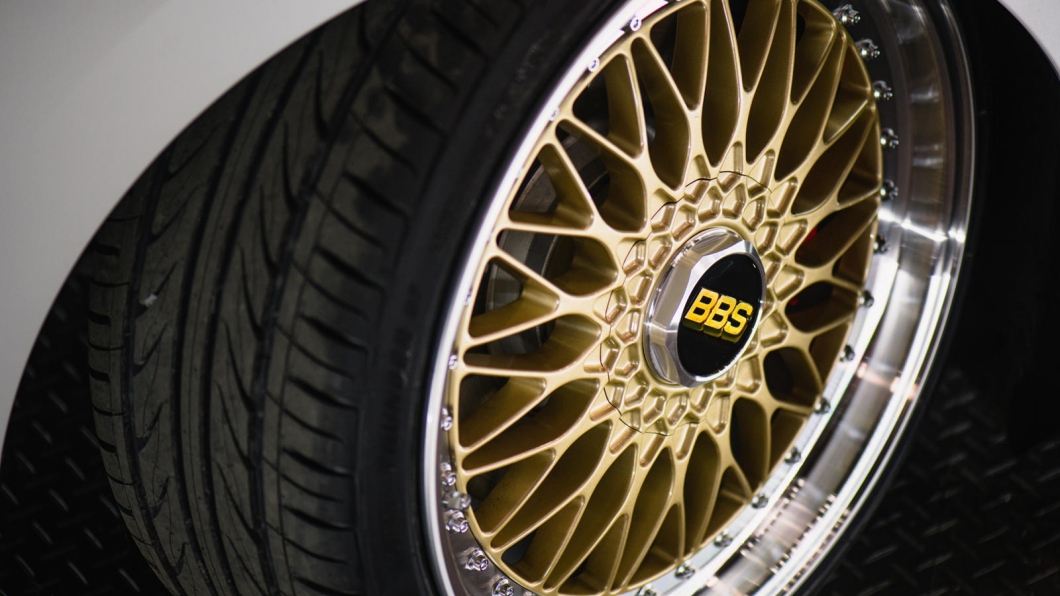 亮金色的19吋BBS Super RS輪圈是這輛車最重要的改變。(圖片來源/ Volkswagen)