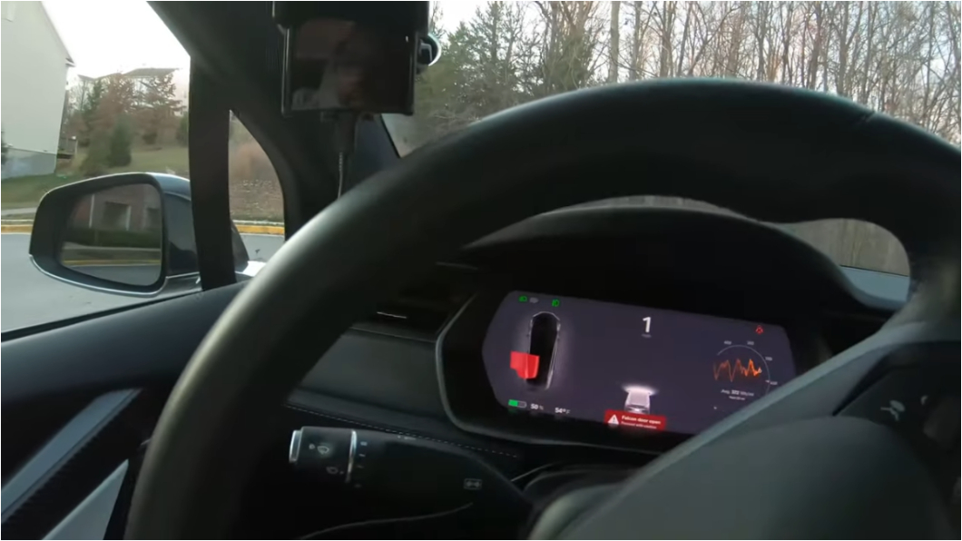 Model X在歐翼車門未關的情況下,除了會出現警示外還沒辦法正常提速。(圖片來源/ 擷取自 Kacey Green Youtube頻道)