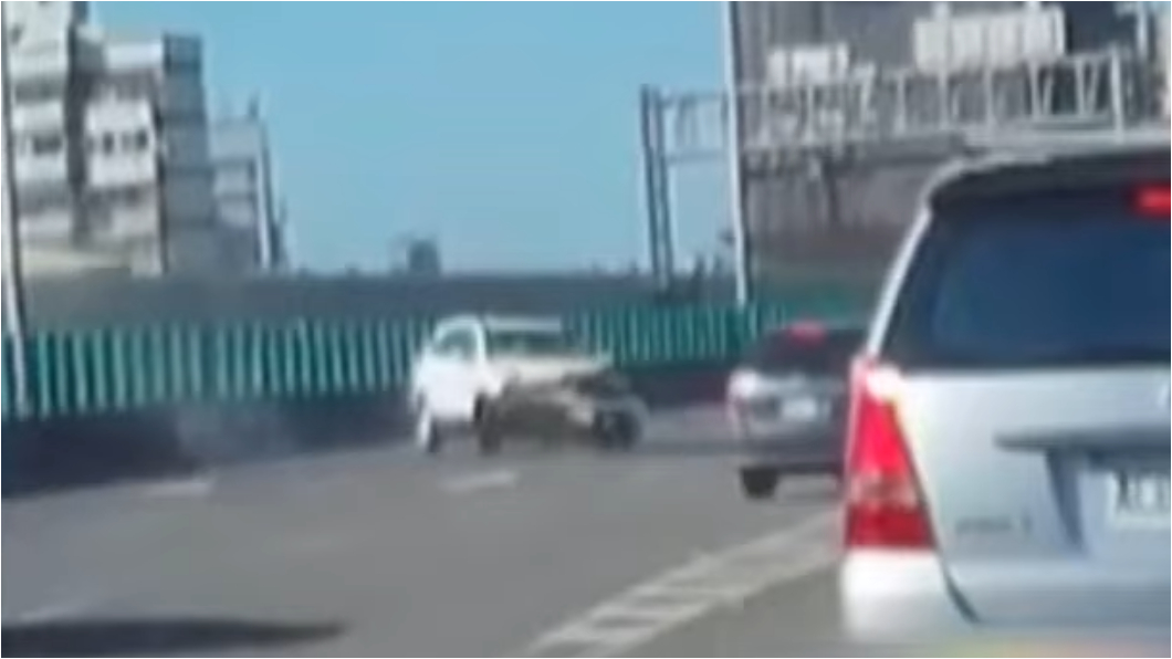 造成白車自撞後,灰色還跨越槽化線下匝道。(圖片來源/ TVBS)