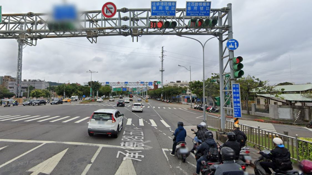 北市承德路五段機車直行需要前往中線道的機車專用道，不然就得被迫右轉上橋。(圖片來源/ Google Map)