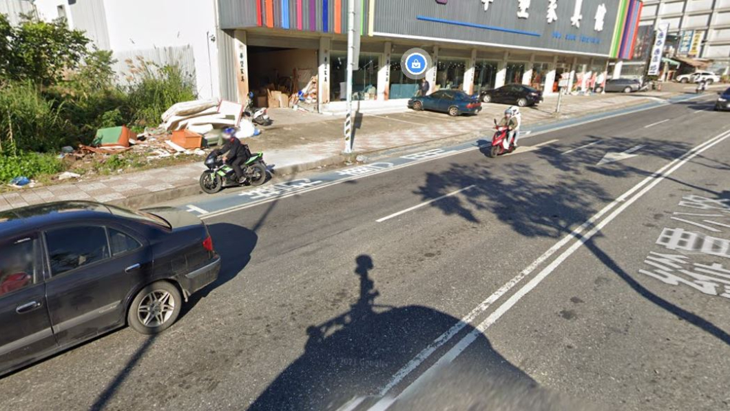 桃園龜山的長壽路與振興路交叉路口前的機車左轉專用道。(圖片來源/ Google Map)