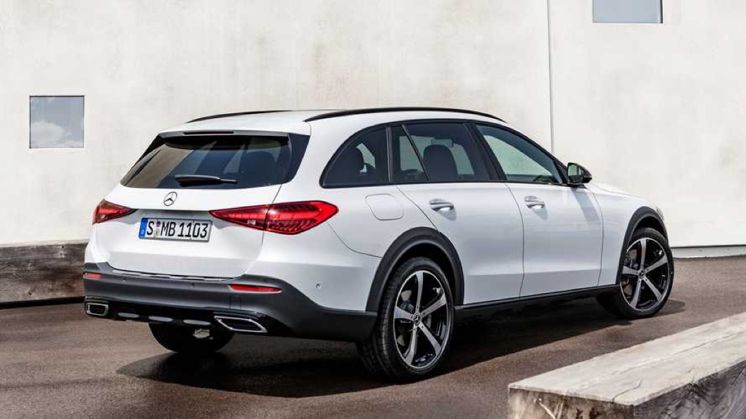 在外觀設計方面,C-Class All-Terrain仍然維持M-Benz一貫的優雅姿態,在車身下緣採用防刮材質設計。(圖片來源/ M-Benz)