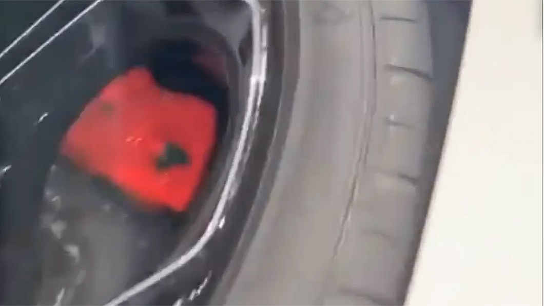 還好只是輪圈上的小刮傷，但是換掉這一顆圈胎恐怕也得不少錢。（圖片來源/ IG-supercarfails）