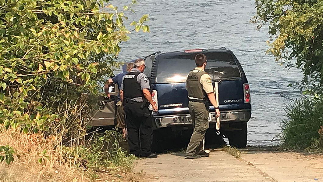 加滿水箱水的正確姿勢? 男子直接把車開進河裡