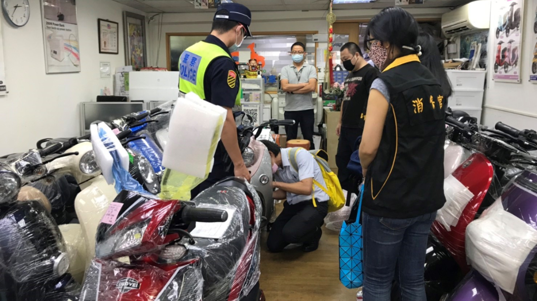 新北市交通局會同消保官、臺北區監理所、財團法人車輛安全審驗中心及警察局聯合稽查販售電動自行車業者。(圖片來源/ 新北市交通局)
