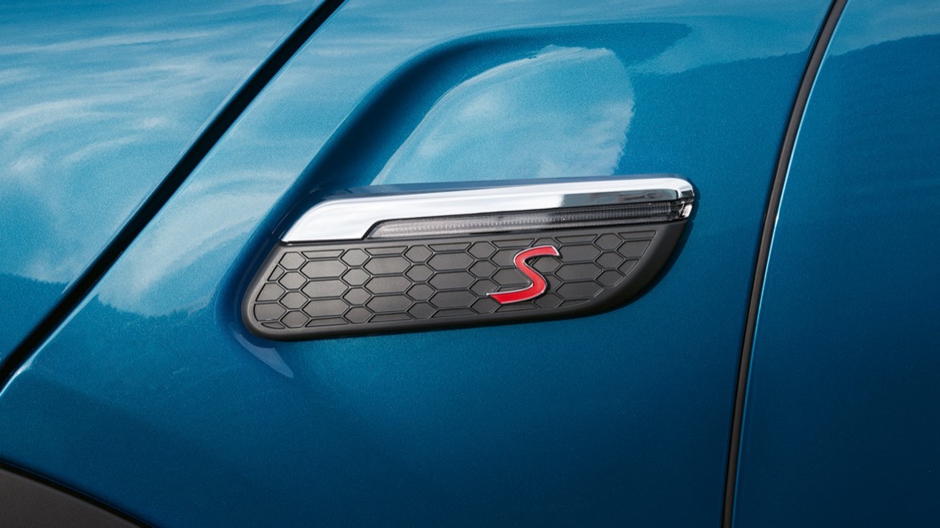 車側方面,採用全新方向燈飾板並且簡化鍍鉻元素。(圖片來源/ MINI)