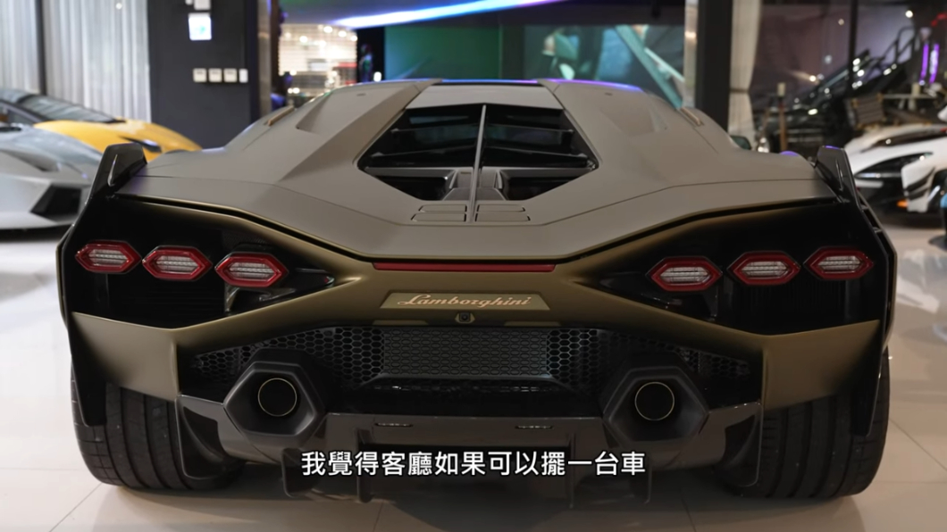 Sian的車尾可以看到滿滿的六角型設計。(圖片來源/ 《Joeman》Youtube頻道)
