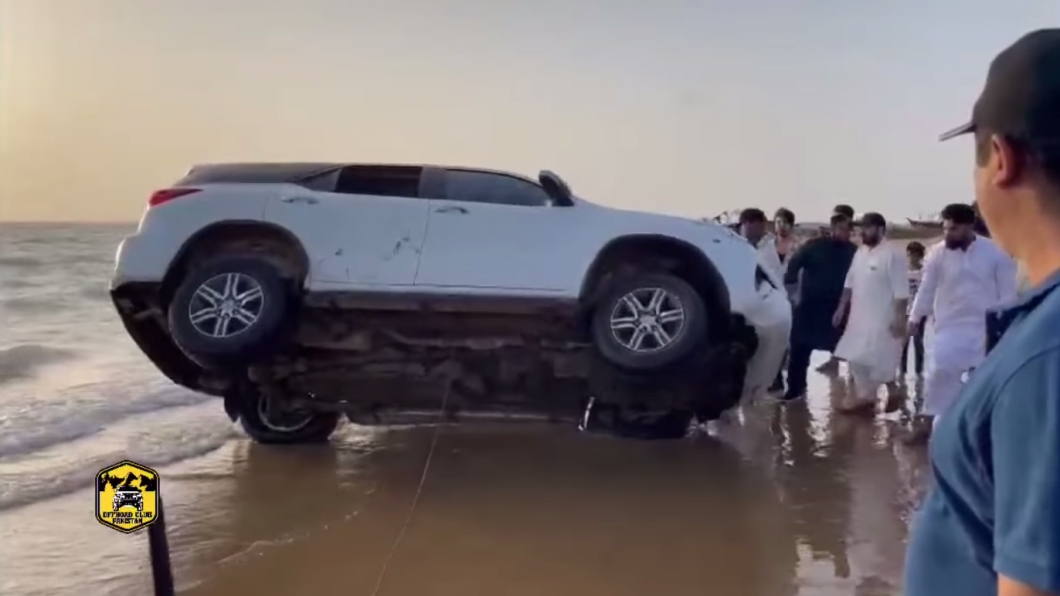 甩一甩就翻車啦！　別小看沙灘對車輛的破壞力