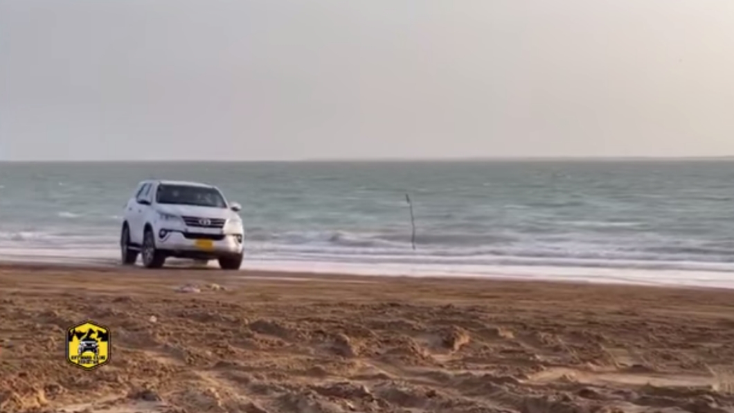 沙灘的抓地力比較弱可以讓車輛更容易完成飄移動作。(圖片來源/ Offroad club pakistan)