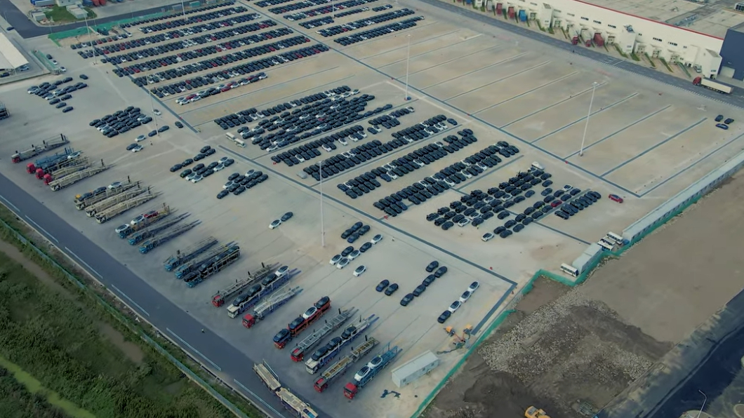 上海超級工廠外的停車場停著成堆的Model Y。(圖片來源/ 《Wu Wa》Youtube頻道)