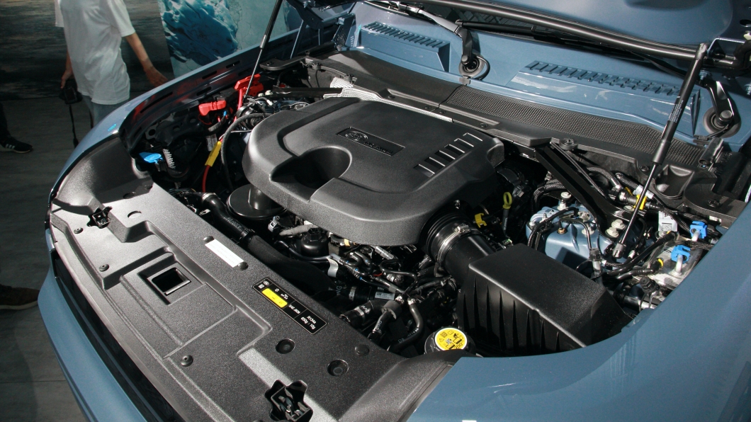 Defender 90 D250 S搭載3.0升直六柴油渦輪增壓引擎,提供249匹最大馬力。(圖片來源/ TVBS)