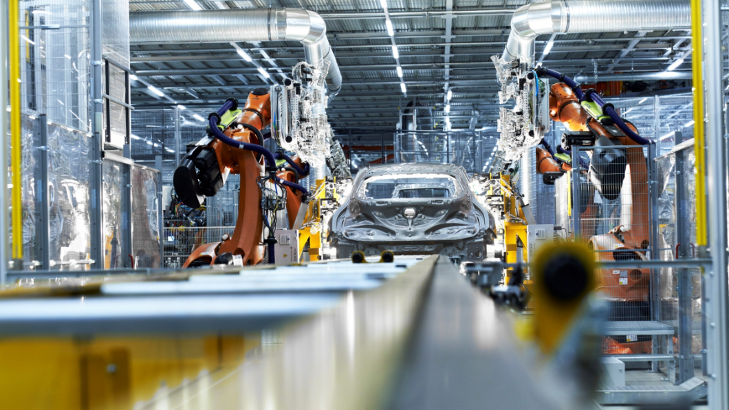 BMW特別對此建立了一套材料循環模式,將廠內退役的舊鑽頭和銑頭回收後以100%再生能源處理成粉末狀的回收鎢,並以回收鎢再製成新的鑽頭和銑頭供應BMW集團工廠使用,相較於使用全新的鎢,能大幅減少70%的能源消耗以及60%以上的二氧化碳排放量。(圖片來源/ BMW)