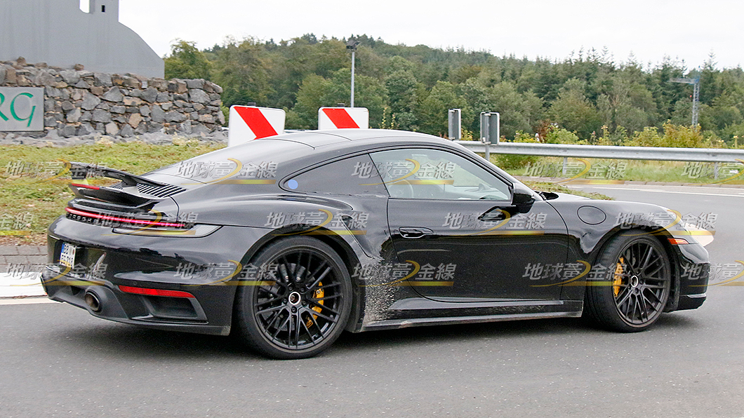 偽裝測試車外觀與現行911 Turbo S相同，只是在後三角窗、側進氣口附近貼有遮蓋。(圖片來源/ TVBS)