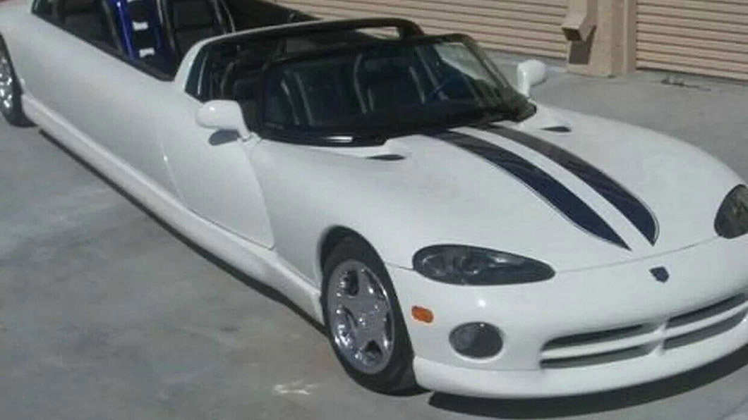 即使載了那麼多人,Dodge Viper搭載的那具8.4升V10引擎也可以輕鬆拖動。(圖片來源/ eBay)