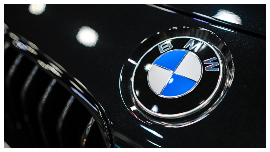 BMW車標是由上方藍白徽飾的外殼與底下的基座相黏而成,時間久了有可能因脫膠而分離。(圖片來源/sutterstock達志影像)