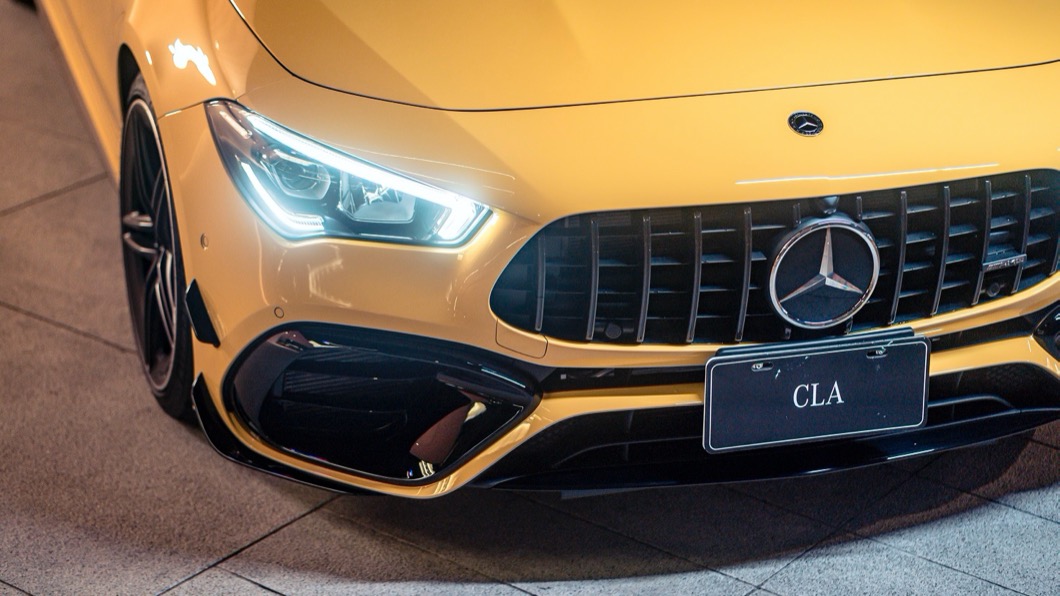 CLA 35 4MATIC Coupé與CLA 45 S 4MATIC+黯夜版車上標配AMG夜色套件,前保桿具備下擾流鰭片等部件。(圖片來源/ M-Benz)