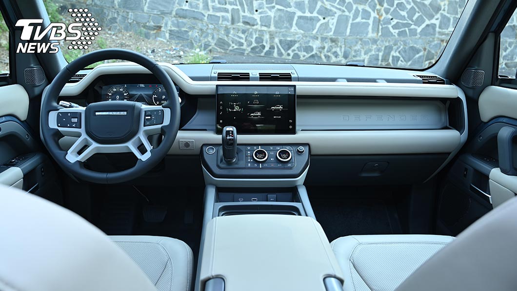 Defender 90 D250 S依然採用簡潔的線條呈現，整體中控台造型也兼顧到立體感。(圖片來源/ TVBS)