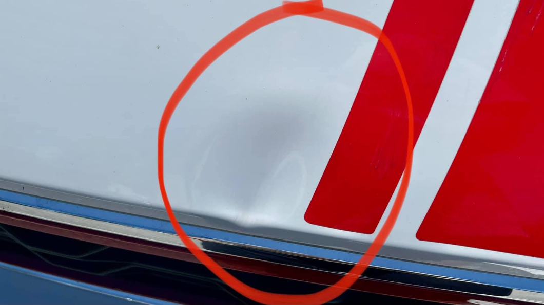 引擎蓋被撞凹不過讓吳鳳心寒的不是車子受損而是落跑者的行為。(圖片來源/ 擷取自吳鳳臉書)