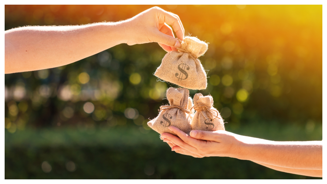 許多人的收入不只是工作薪資這個單一來源而已。(示意圖/shutterstock達志影像)