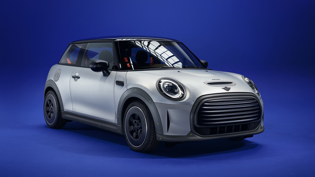 大師Paul Smith扒光Mini Cooper SE 為藝術為環保坦誠相
