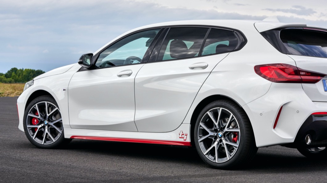 128ti這款車是以全新BMW 1系列動感的設計為基礎，ti車款專屬套件展現不凡身份。(圖片來源/ BMW)