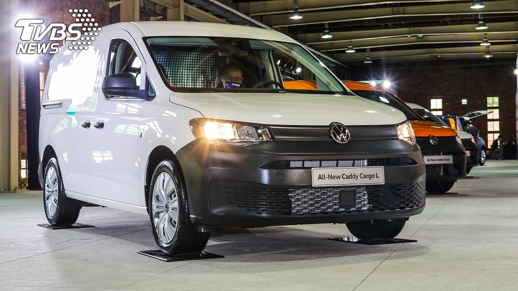 車頭設計維持與Caddy Maxi相同,只是為了成本考量,改用黑色塑料材質。