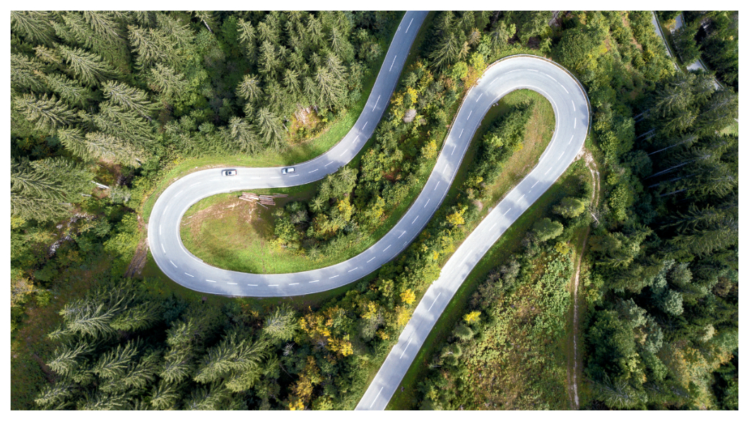 山路蜿蜒崎嶇,許多人很容易在山路行車間暈車。(圖片來源/shutterstock達志影像)
