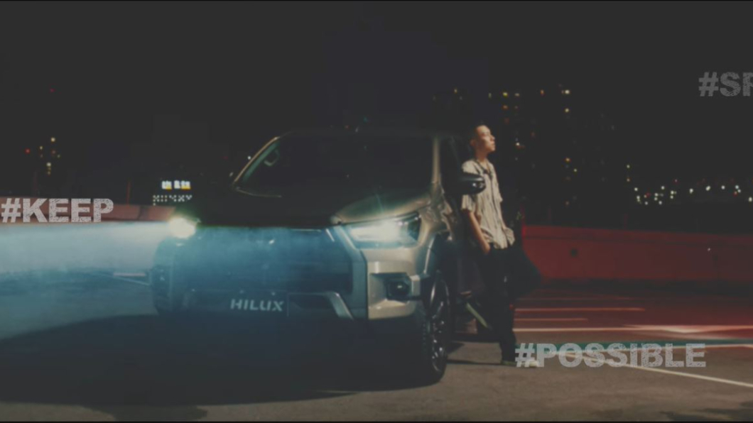 瘦子E.SO在影片中駕馭硬漢皮卡Hilux。(圖片來源/ Toyota)