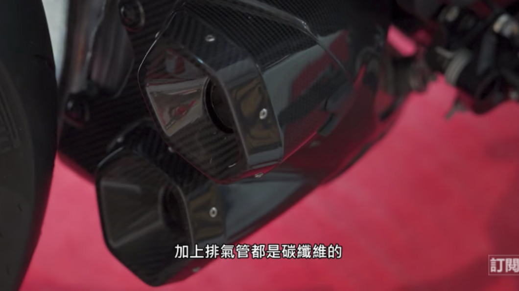 碳纖尾雙出短管排氣管讓Joeman直呼,「太美了」。(圖片來源/ 擷取自《Joeman》)