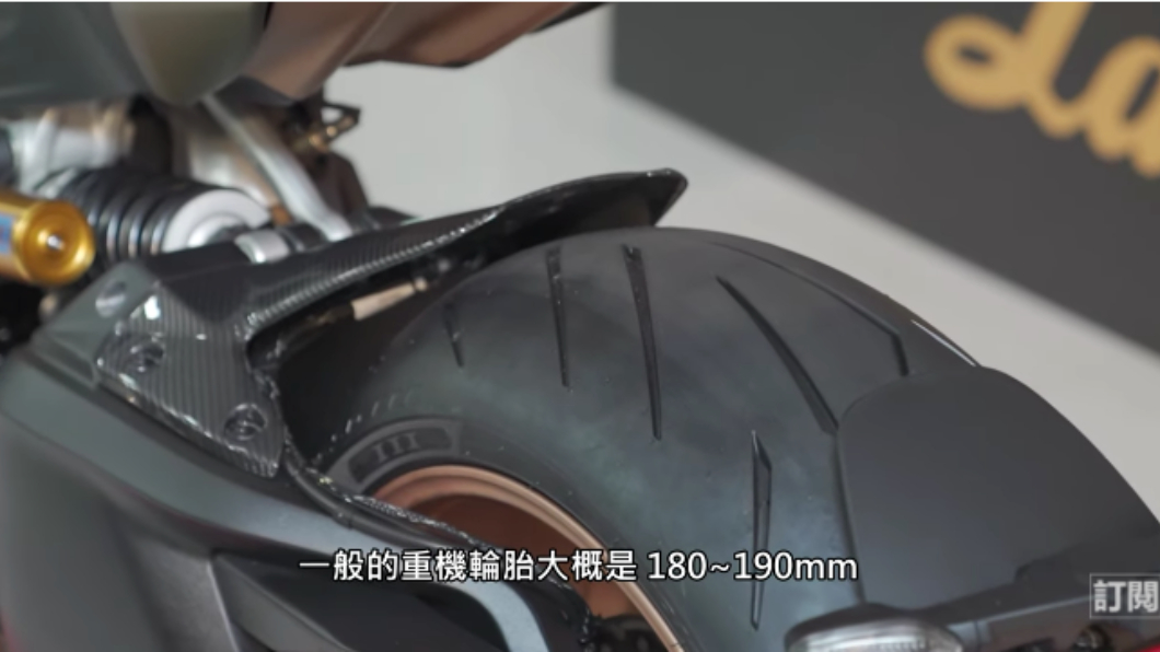 Diavel 1260用上240mm的輪胎讓它在直線加速能夠相當兇猛。(圖片來源/ 擷取自《Joeman》)