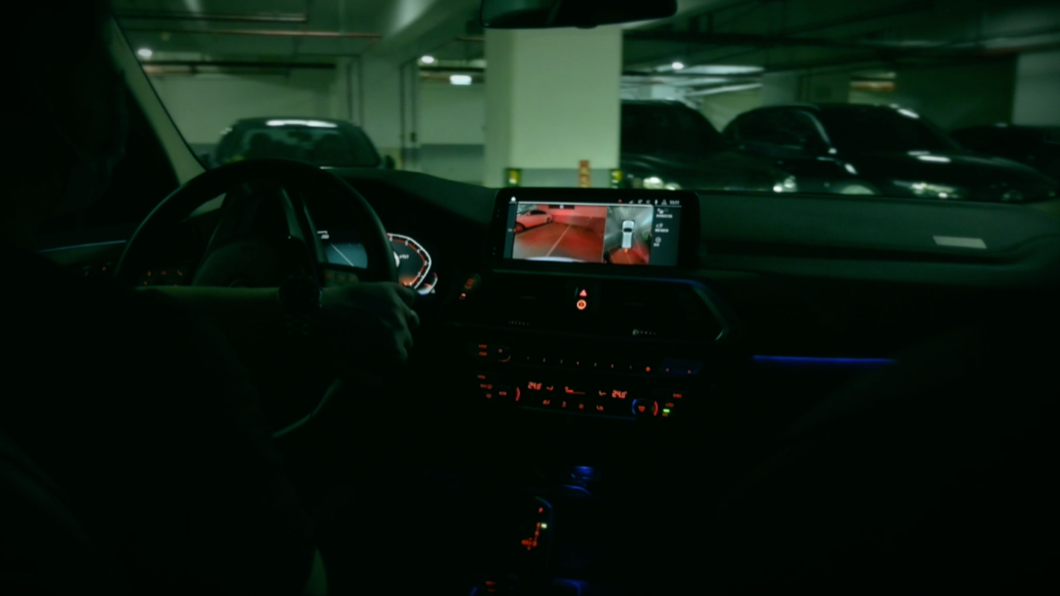 新車有著360度環景影像,所以這次他不用下車查看,透過中控台上的螢幕就可以確定後方沒有東西。(圖片來源/ TVBS)