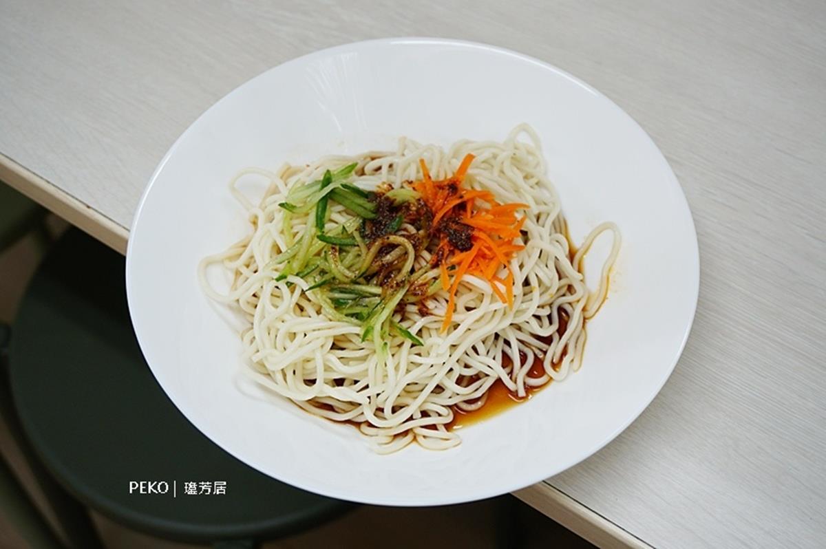 瓊芳涼麵添加獨門川味醬料跟辣油。（圖／PEKO の Simple Life提供）