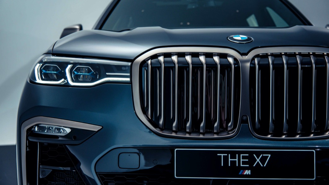 BMW X7 M50i搭載M Sport風格套件，包括有M款空力套件、22吋M款V幅式輪圈、M款煞車套件、黑色高光澤窗框與車頂架。(圖片來源/ BMW)