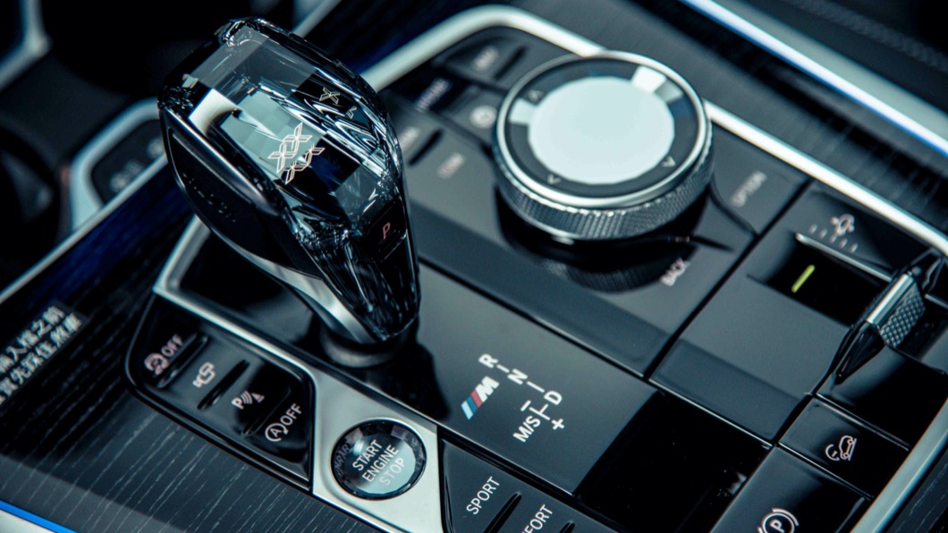 BMW X7 M50i當然也能提供奢華舒適的乘坐體驗，車上配備有鑽石切面的頂級水晶排檔桿。(圖片來源/ BMW)