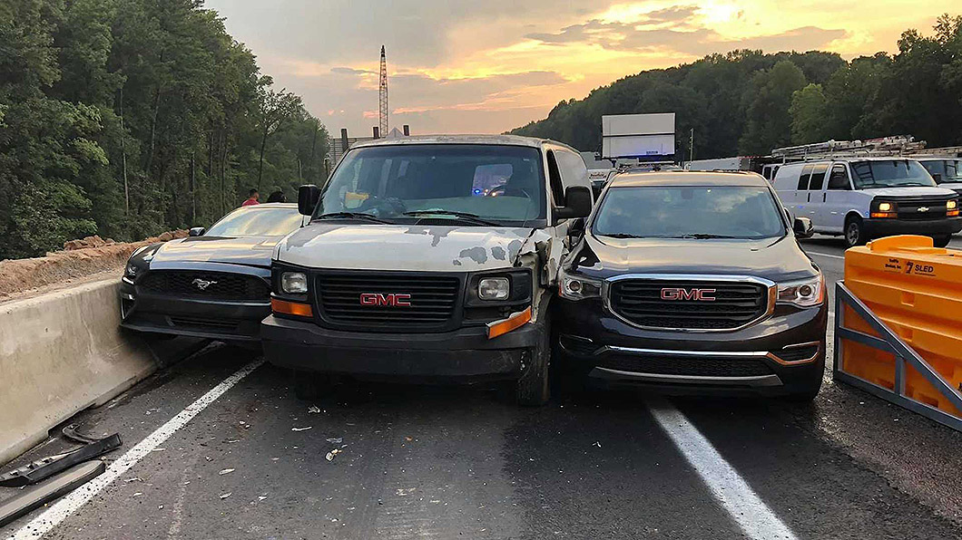 三車並行出車禍卡死交流道 絕不退讓才是真漢子?