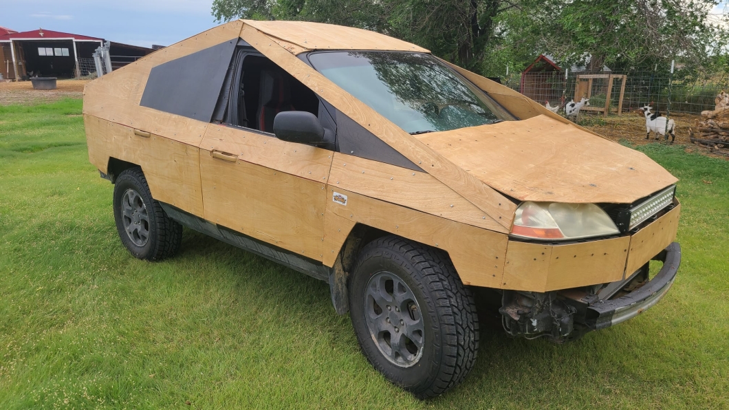 內部其實是一輛第一代的Acura MDX，因此在越野場地狂飆也沒問題。(圖片來源/ Plybertruck)