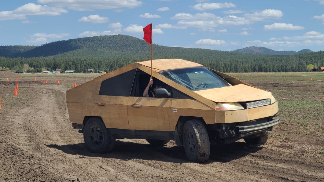 受不了特斯拉Cybertruck等太久! 狂人自製木頭車體越野狂飆