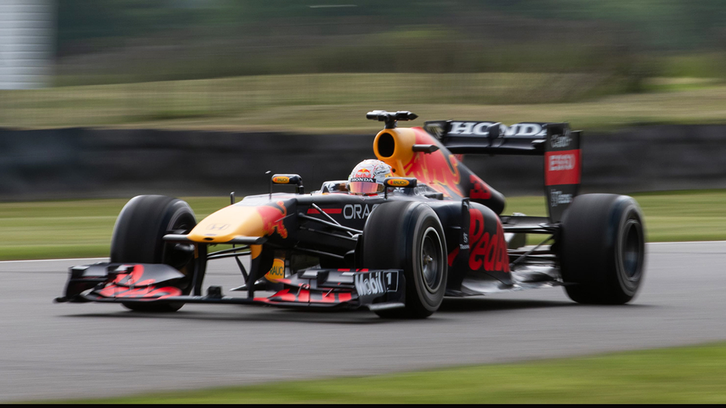紅牛RB7賽車靠著750匹馬力與僅650公斤車重,創造驚人的馬力重量比0.8666kg/ps,奪冠實至名歸。(圖片來源/ Red Bull)