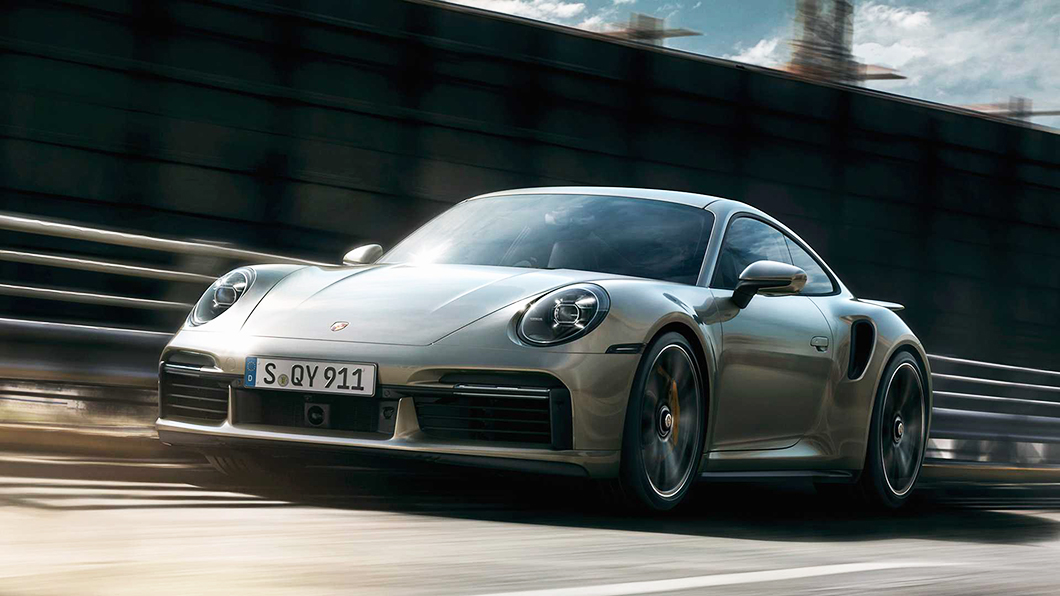 保時捷加速王911 Turbo S直線加速輸了 專家:馬力重量比是關鍵