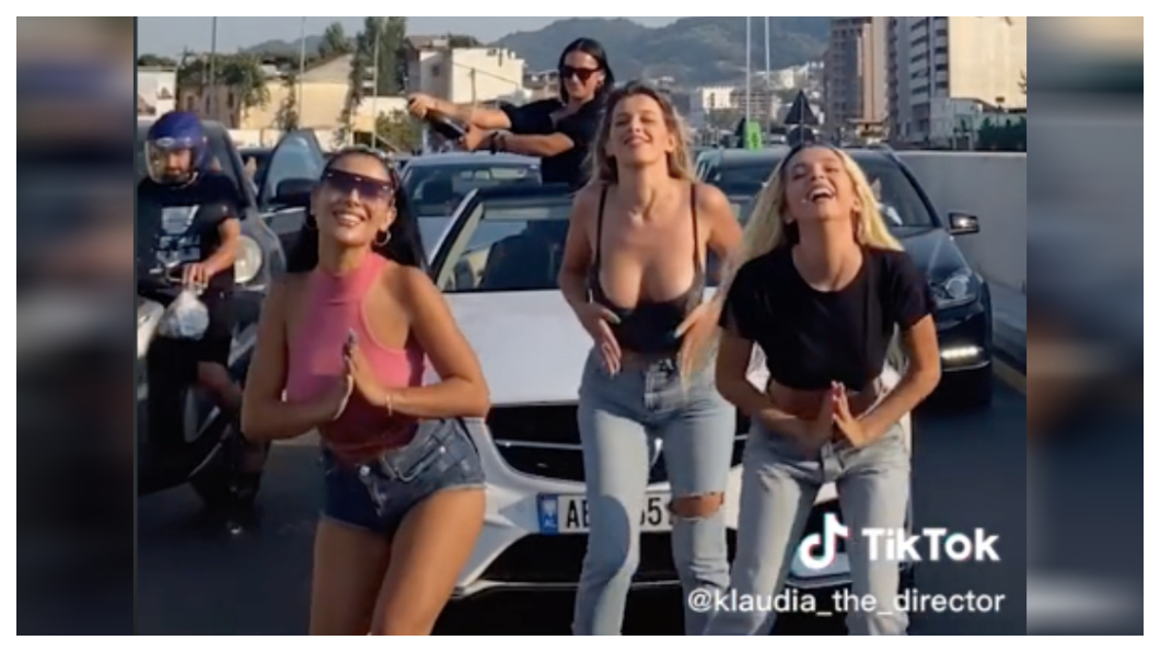 辣妹在車道上熱舞只為抖音影片 無照駕駛還造成大塞車!