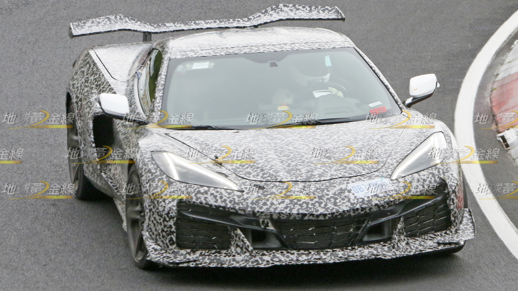 C8 Z06的車頭進氣壩面積比一般版還大，並且是從中間向左右兩邊擴散更彰顯氣勢。(圖片來源/ TVBS)