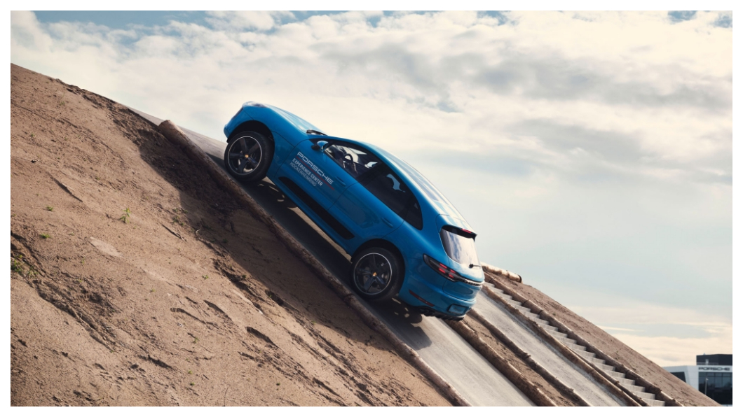 除了賽道之外也有越野場地提供更多不同的樂趣。(圖片來源/Porsche)