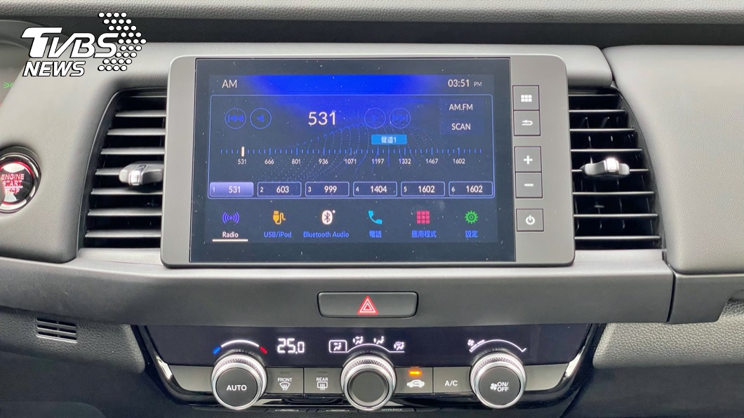 中央8吋液晶顯示螢幕,這次帶來了Apple CarPlay以及Android Auto功能。(圖片來源/ TVBS)