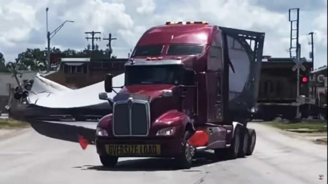平交道上轉彎失敗 火車直接撞翻貨車差點造成傷亡!
