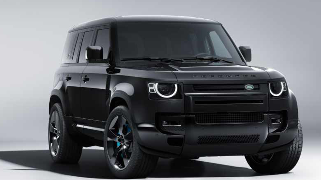 受疫情延後的電影檔期反倒趕上Defender V8在今年初發表。(圖片來源/ Land Rover)