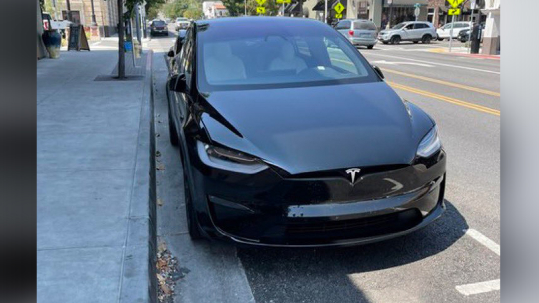 新款Model X就停在路邊被網友捕獲。(圖片來源/ 擷取自Tesla Owners of Silicon Valley推特)