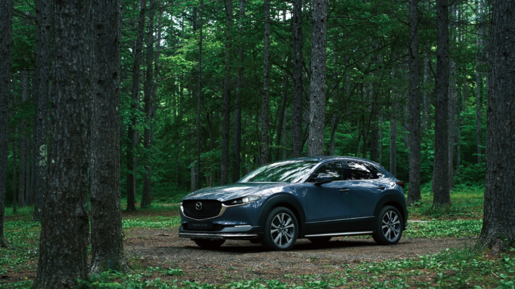 CX-30型動尊榮版以同級僅見86.9萬起的價格標配電動尾門。（圖片來源/ Mazda）