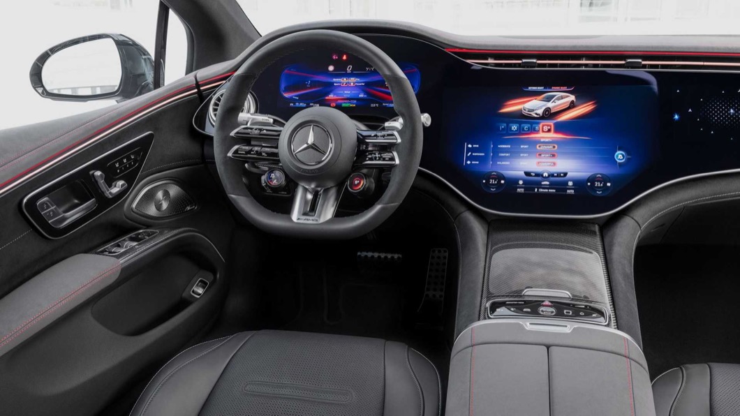 內裝方面可以見到AMG Performance方向盤、AMG碳纖維內裝，再以紅色線條點綴帶來熱血感受。(圖片來源/ M-Benz)