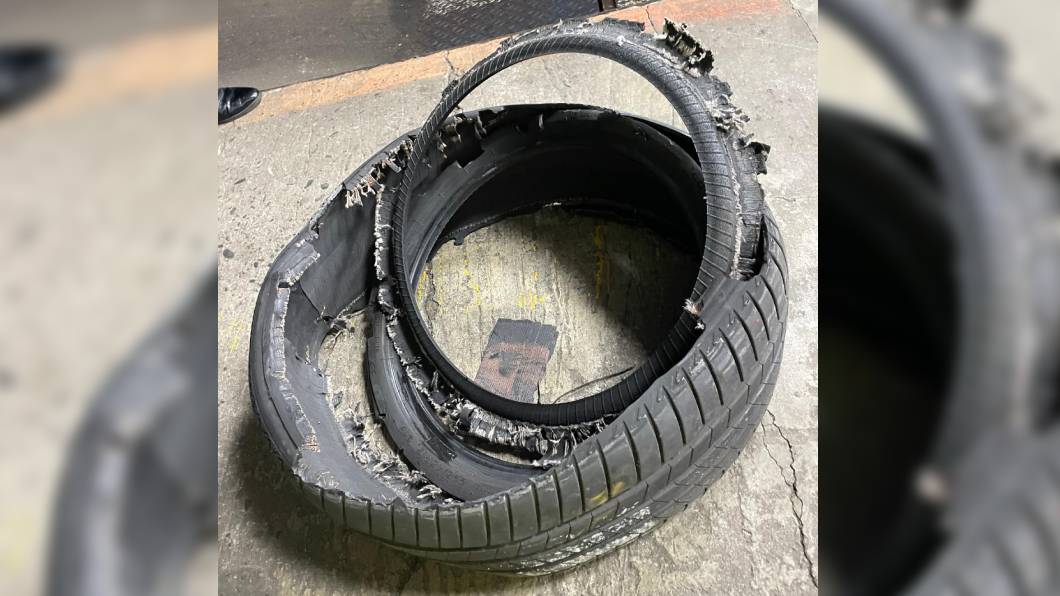 謝忻的車輪在國道上爆胎。(圖片來源/ 擷取自謝忻臉書)